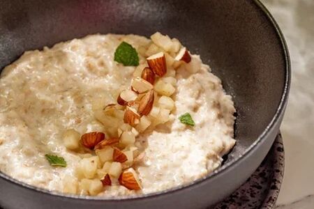 Каша овсяная с запечёнными яблоками и корицей