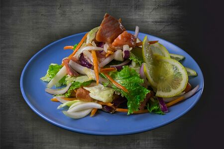 Салат из малосольного лосося