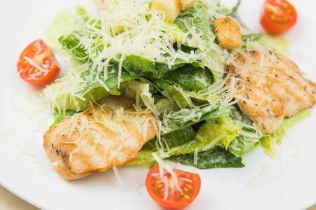 Салат Цезарь с курицей