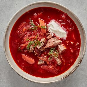 Борщ с говядиной и бородинским хлебом и салом