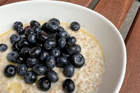 Овсянка на кокосовом молоке с ягодами