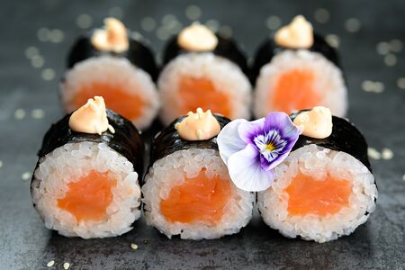 Малый ролл с копченым лососем и спайси