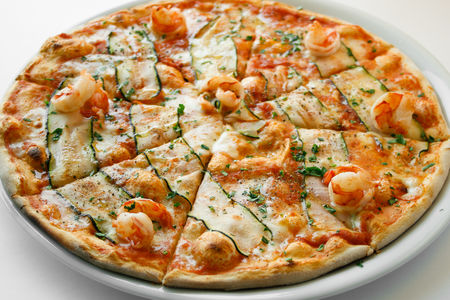 Пицца с креветками и цукини 