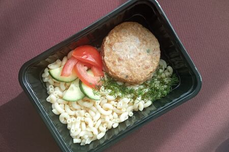 Котлета куриная и гарнир на выбор