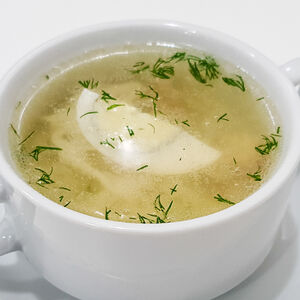 Бульон куриный с домашней лапшой и яйцом
