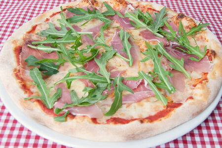 Пицца с пармской ветчиной