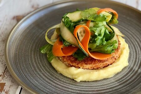 Котлета из щуки с картофельным пюре и маринованными овощами