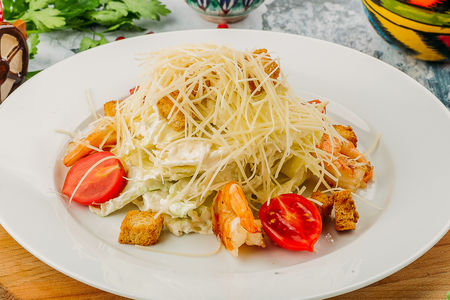Салат Цезарь с креветками