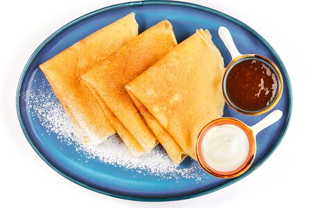 Блины с джемом и сметаной