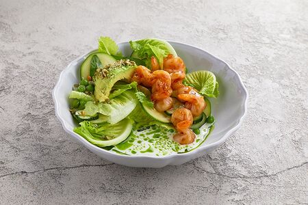 Зеленый салат с авокадо и креветкой