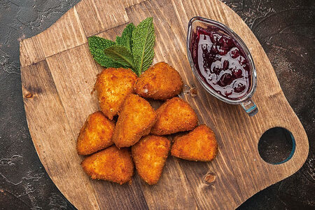 Жареный Камамбер с брусничным соусом