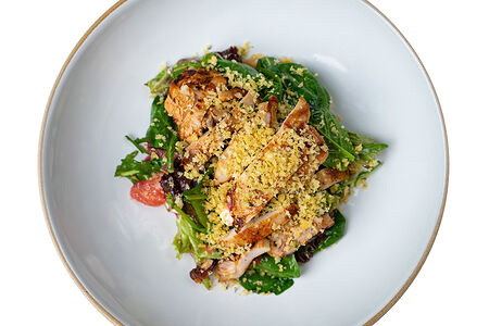 Салат с фетой и куриным бедром