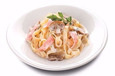 Феттуччине с грибами и ветчиной