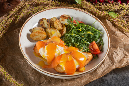 Салат со слабосоленой форелью и яйцом пашот