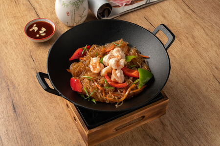 Вок с рисовой стеклянной лапшой, овощами и соусом