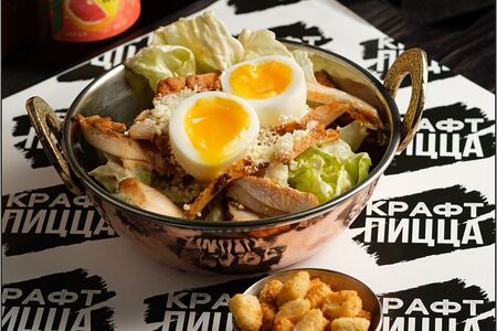 Салат Цезарь с курицей