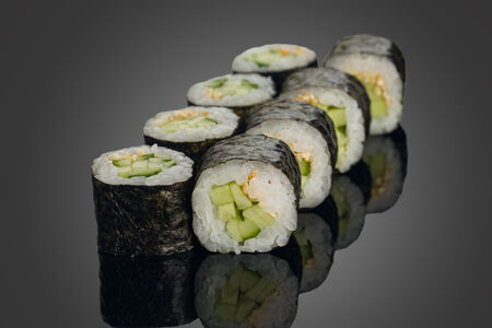 Маки с огурцом и кунжутом