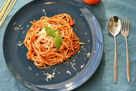 Спагетти в томатном соусе с сыром