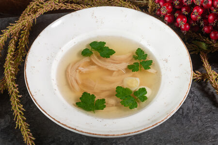 Бульон куриный с перепелиным яйцом