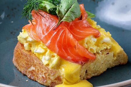 Скрэмбл на тосте с слабосоленым лососем и авокадо