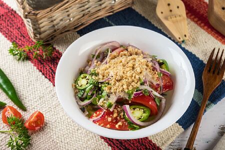 Овощной салат по-грузински с орехами