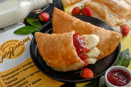 Чебурек с клубникой и бананом