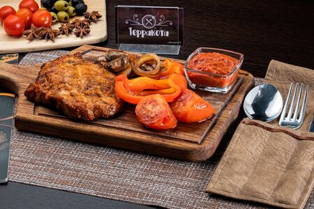 Стейк из cвинoй шеи