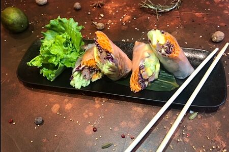 Вьетнамский спринг-ролл с уткой