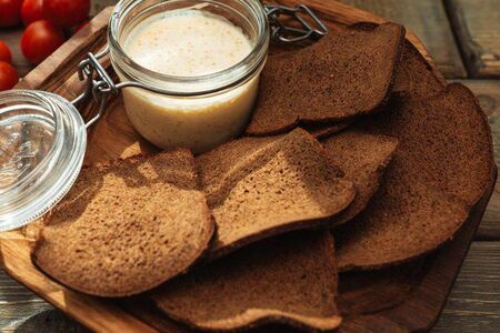 Щучья икра со сметаной, луком и домашним хлебом