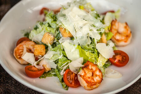 Салат Цезарь с креветками
