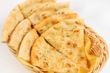 Фокачча с чесноком и розмарином