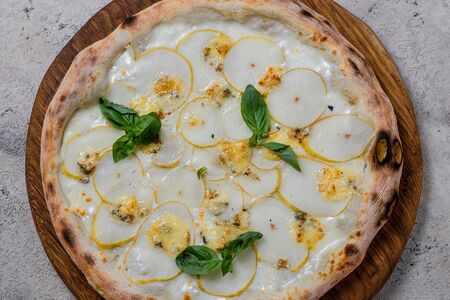 Пицца с грушей и сыром горгонзола