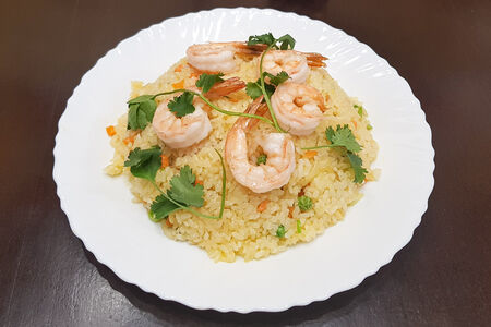 Жареный рис с креветками