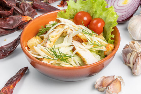 Салат Цезария с копченым сулугуни