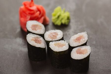 Ролл с тунцом