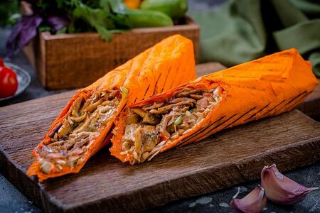 Шаурма в сырном лаваше