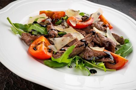 Теплый салат с обжаренной говяжьей вырезкой