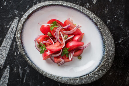 Салат из сладких томатов с красным луком