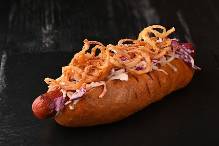 Хот-дог с Коул слоу и луком фри