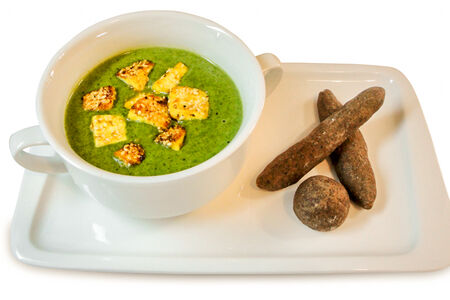 Зелёный суп с паниром и шпинатом