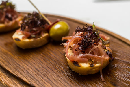 Брускетта с пармской ветчиной и радичио