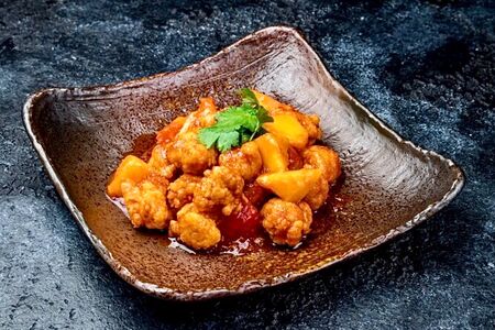 Курица в кисло-сладком соусе с манго