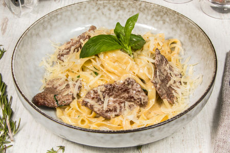 Паста тальятелле с телячьими медальонами