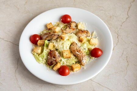 Салат Цезарь с курицей