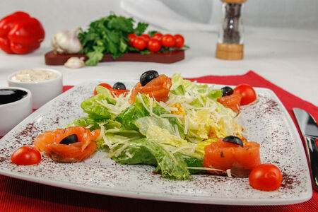 Салат Цезарь с лососем