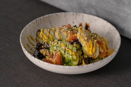 Салат с лососем и авокадо