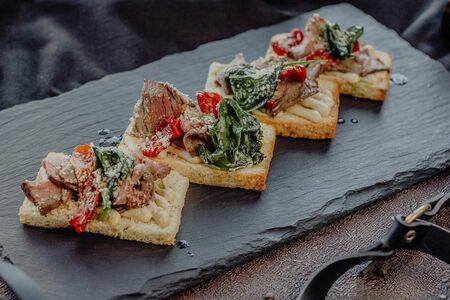 Брускетта с английским ростбифом