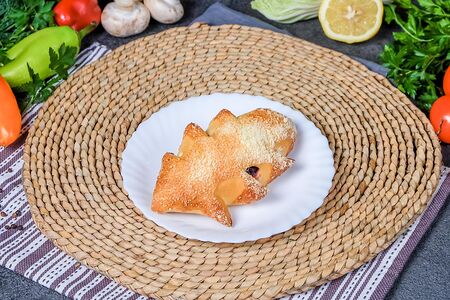 Булочка Листочек с черникой