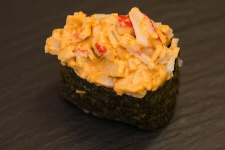 Суши Спайси со снежным крабом