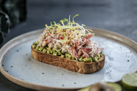 Брускетта с крабом и авокадо